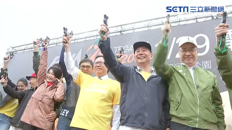 台北市電器公會辦路跑，桃園市長鄭文燦（右3）一大早就抵達現場鳴槍。