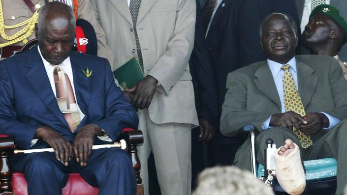 Outgoing Kenyan President Daniel arap Moi (L) sits next to President-elect Mwai Kibaki during a swearing-in ceremony December 30, 2002 in Nairobi, Kenya