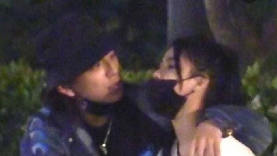 兩人被拍到直接在街上熱情擁吻。（圖／翻攝自芒果星探微博）