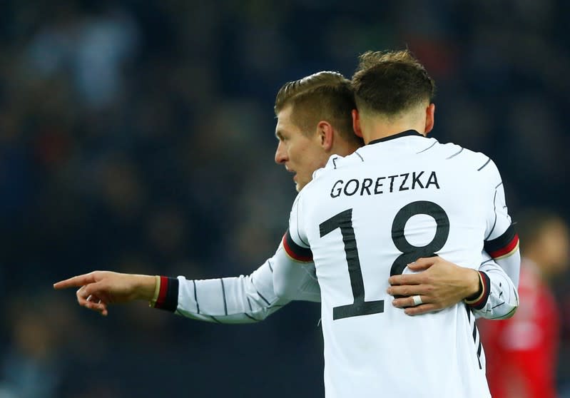 Foto del sábado del futbolista alemán Toni Kroos celebrando junto a Leon Goretzka tras marcarle a Bielorrusia