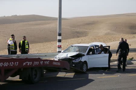 Israeli police tow the vehicle they said was used by a Palestinian to ram into two Israeli soldiers and wound them, near the Jewish settlement of Kfar Adumim in the occupied West Bank November 27, 2015. REUTERS/Ammar Awad