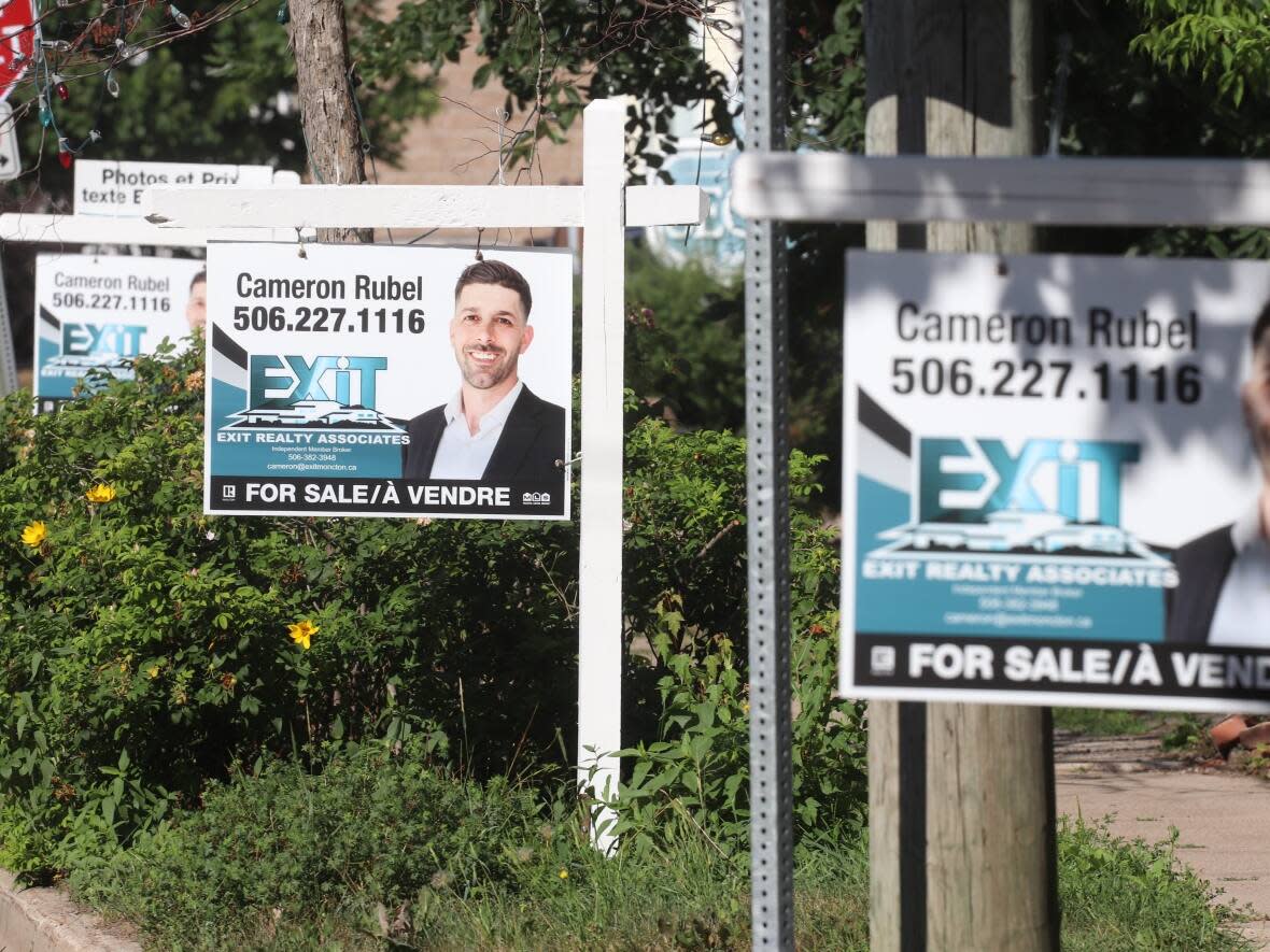 For sale signs along properties in Moncton in 2020. The urban area continued its strong growth, with almost 9,000 people moving there between July 2021 and July 2022. (Shane Magee/CBC - image credit)