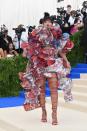 <p>Rihanna kam, zum Motto passend, in einer aufsehenerregenden floralen Kreation von Comme des Garcons zur Gala, die das Ziel hatte, den Gründer des Labels, Rei Kawakubo zu feiern. <em>[Bild: Getty]</em> </p>