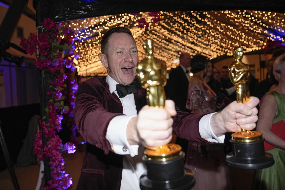 James Price, ganador del premio a mejor diseño de producción por "Poor Things" en el Baile de los Gobernadores tras los Oscar el domingo 10 de marzo de 2024, en el Teatro Dolby en Los Angeles. (Foto AP/John Locher)