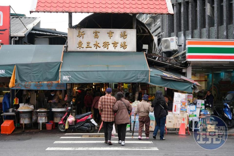東三水街市場（新富市場）熟食攤多，是在地人的廚房。