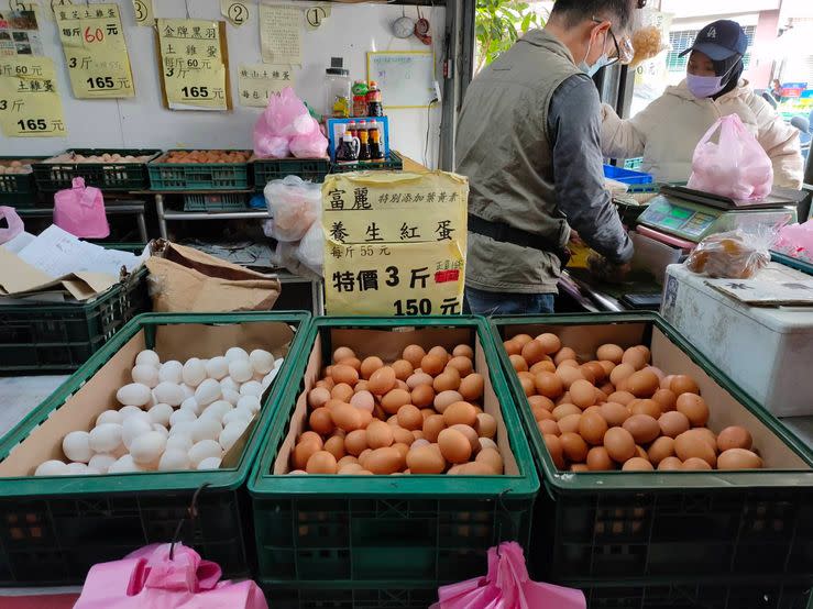 台北市蛋商公會今天表示明天起蛋價調漲三元。（記者盧繼先攝）