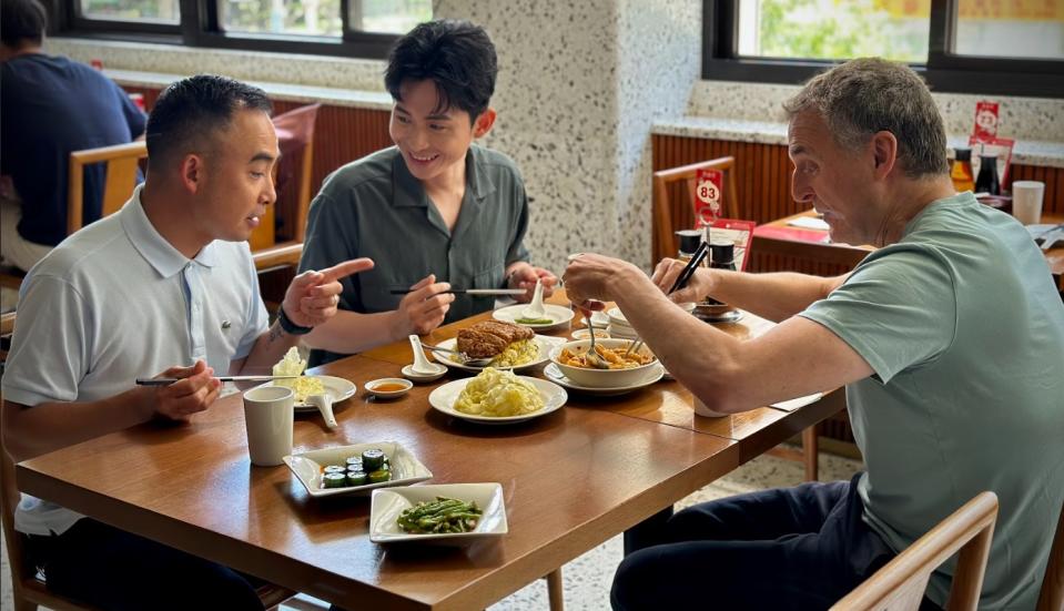 博恩與好萊塢製作人Melvin Mar帶菲爾品嘗Taiwan must eat鼎泰豐。圖/交通部提供