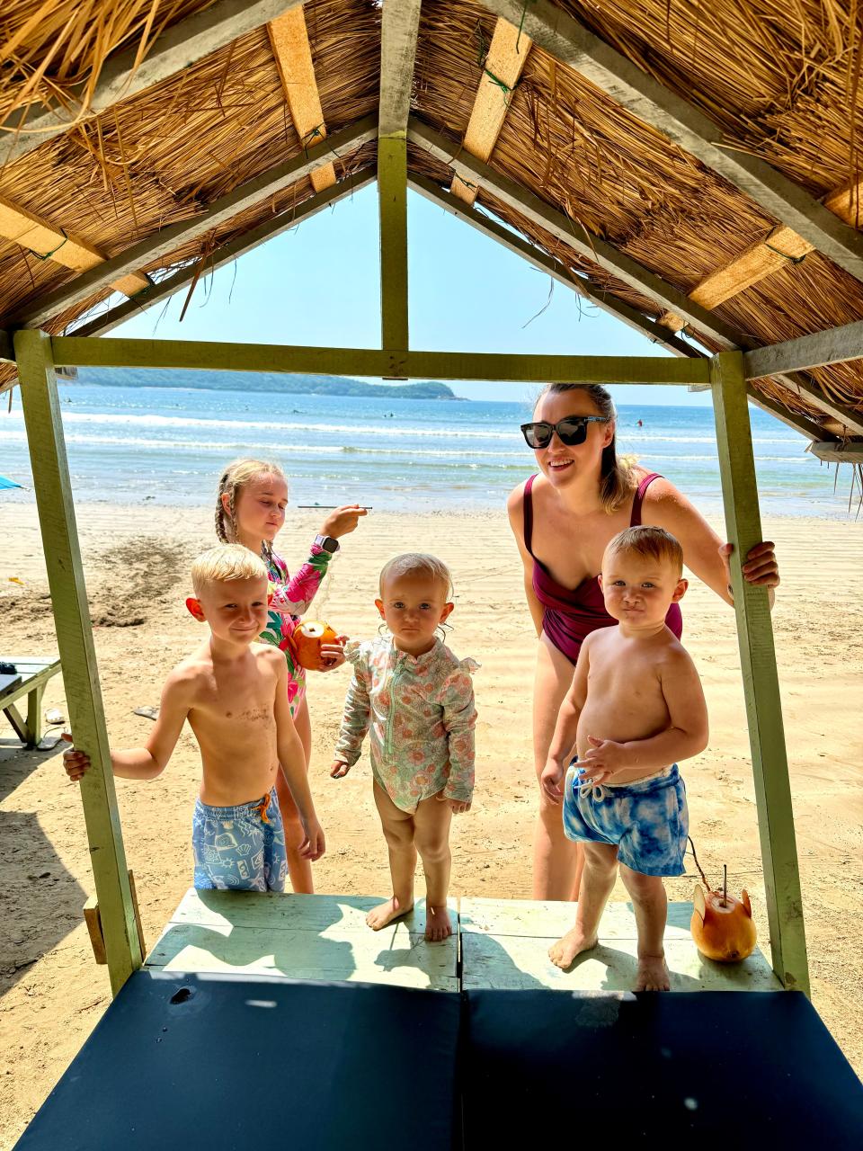 凯伦·爱德华兹和她的孩子们在海滩上。