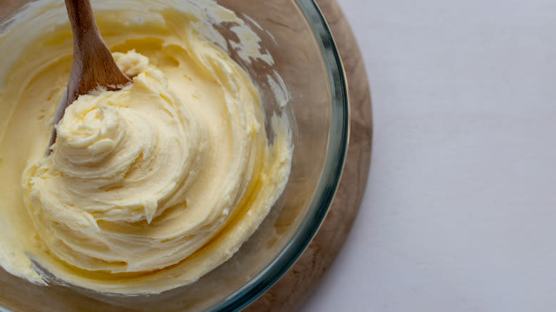 Whipped buttercream frosting