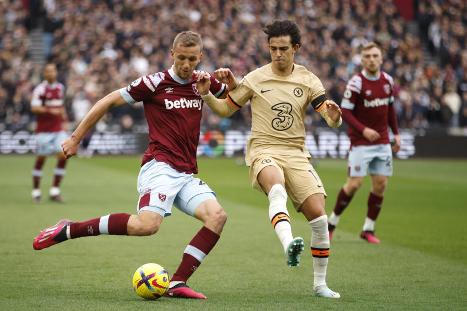 Tomas Soucek del West Ham dispara el balón mientras lo defiende Joao Félix del Chelsea en el encuentro de la Liga Premier el sábado 11 de febrero del 2023. (AP Foto/David Cliff)