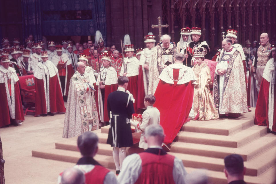 Coronation Scene (Fox Photos / Getty Images file)