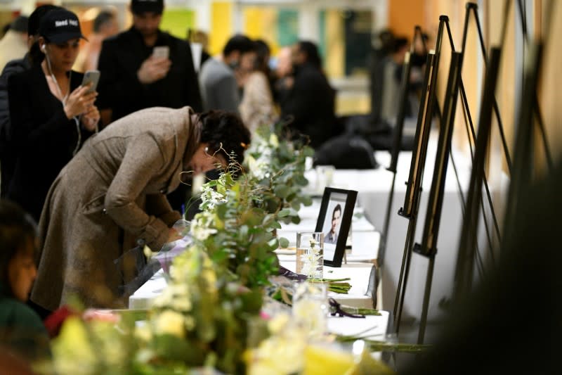 Flores y fotos de las víctimas en un servicio fúnebre en la Universidad de Alberta