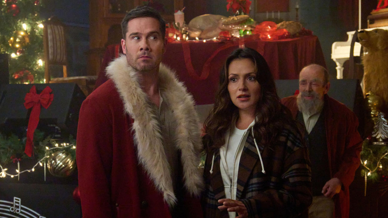  Luke Macfarlane and Italia Ricci in Hallmark's Catch Me If You Claus. 