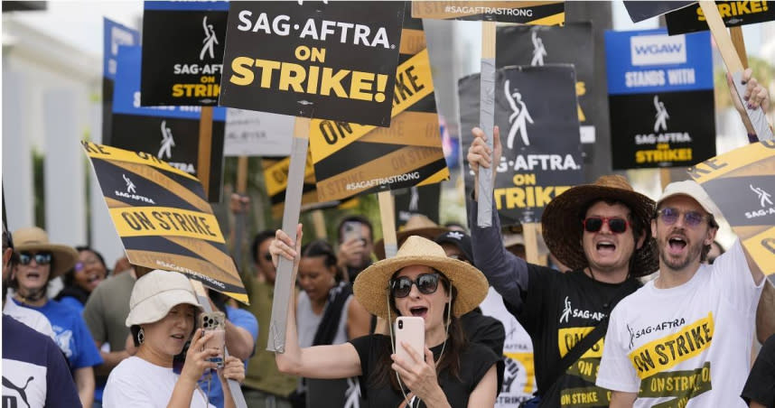 好萊塢編劇工會與片商達成初步協議，宣布結束長達近150天的罷工行動。（圖／達志／美聯社）