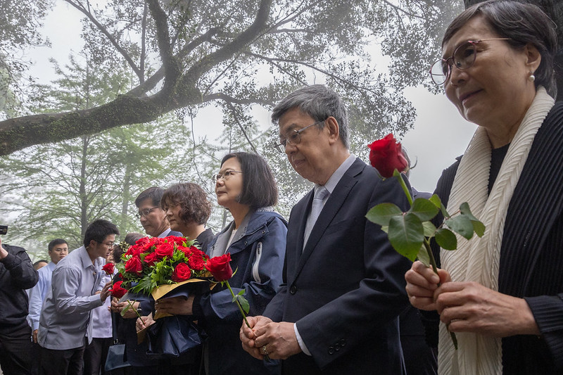 4月7日是「言論自由日」，總統府秘書長林佳龍、鄭南榕基金會董事長鄭竹梅、總統蔡英文、行政院長陳建仁等皆出席「鄭南榕殉道35周年追思紀念會 (總統府提供)