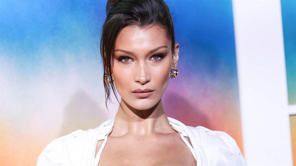 貝拉哈蒂德（Bella Hadid）近日為精品服飾拍攝廣告，展現火辣身材。（圖／達志影像）