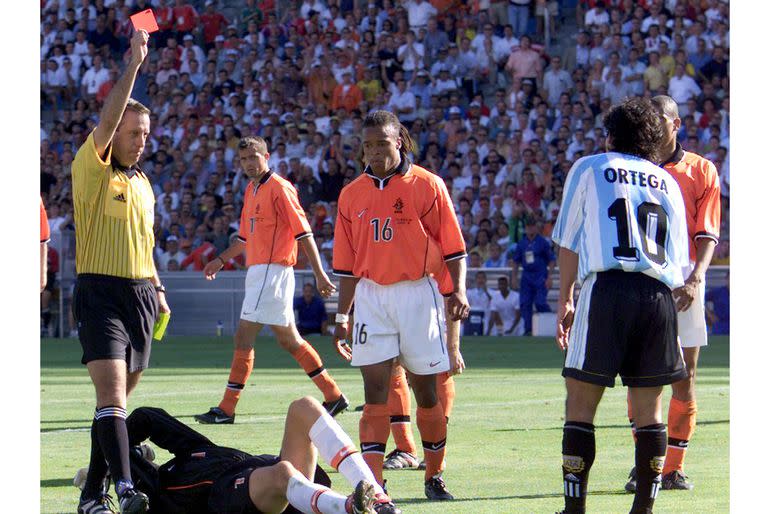 El cabezazo que Ariel ortega le da al arquero holandés, Edwin Van Der Sar, en el mundial 98