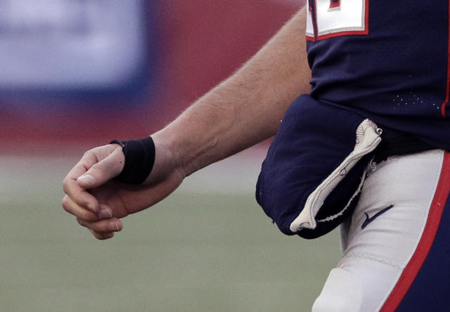 Tom Brady clearly bothered by injured ring finger on throwing hand