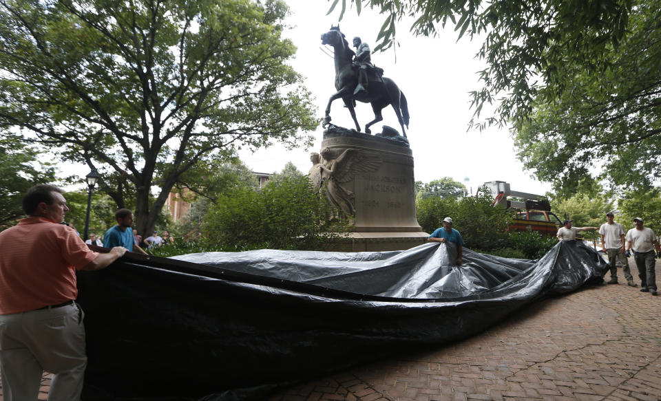 City workers preparing to drape a tarp over the statue of Confederate general Stonewall Jackson in Justice park in Charlottesville, Virginia, on Aug. 23, 2017. Judge Richard Moore later ordered for the tarp to be removed. (Photo: ASSOCIATED PRESS)