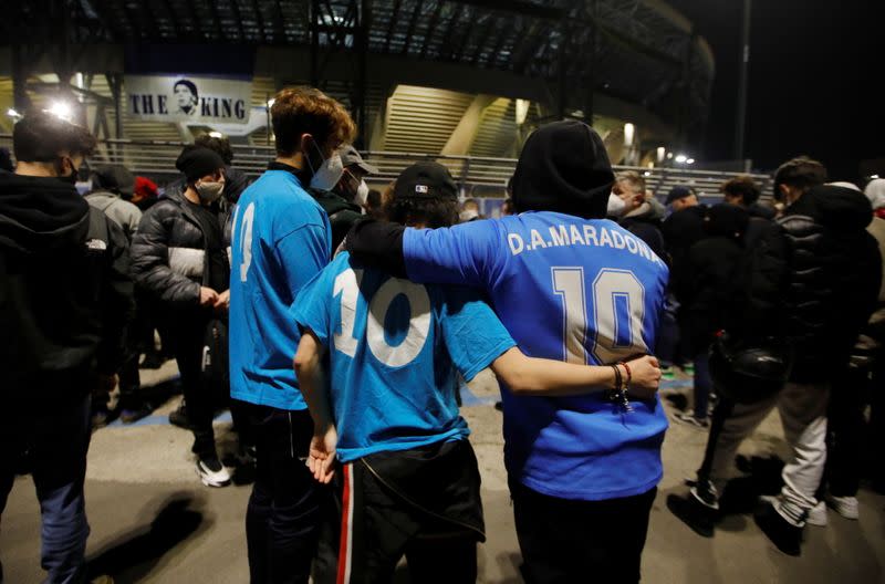 Foto del miércoles de hinchas reunidos para homenajear a Diego Maradona fuera del estadio del Napoli