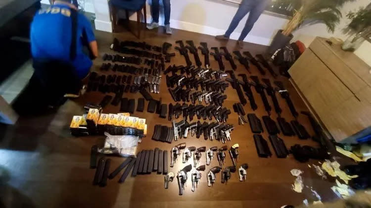 菲國警方搜出大批槍械。翻攝畫面