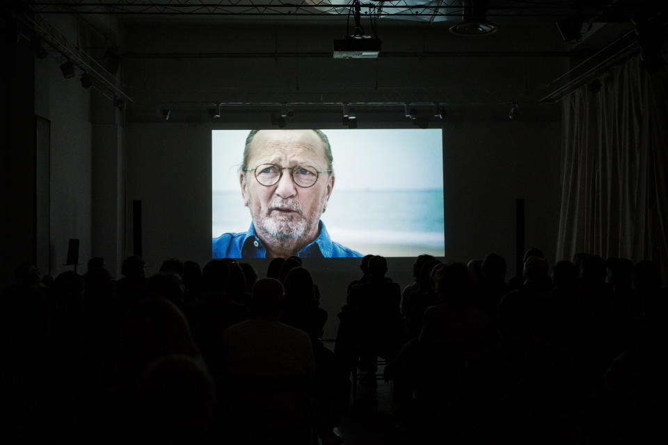 A moment of the “Paolo Roversi. Il sentimento della luce” documentary.