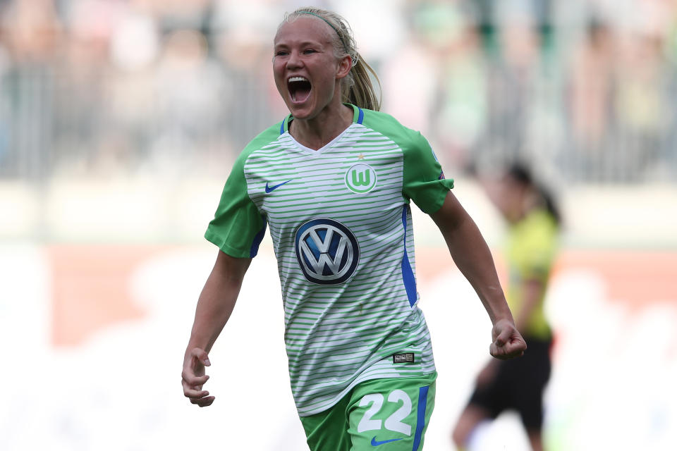 Pernille Harder celebra el gol que marcó con el Wolfsburgo en la vuelta de las semifinales de la Champions 2017-18 ante el Chelsea, donde juega Magdalena Eriksson. (Foto: Oliver Hardt / Getty Images).