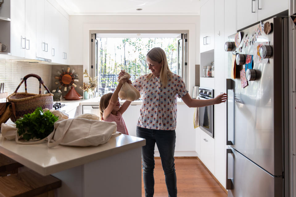 Establecer una rutina al llegar a casa con la compra, te ayudará a colocar de forma segura los alimentos. (Foto: Getty)