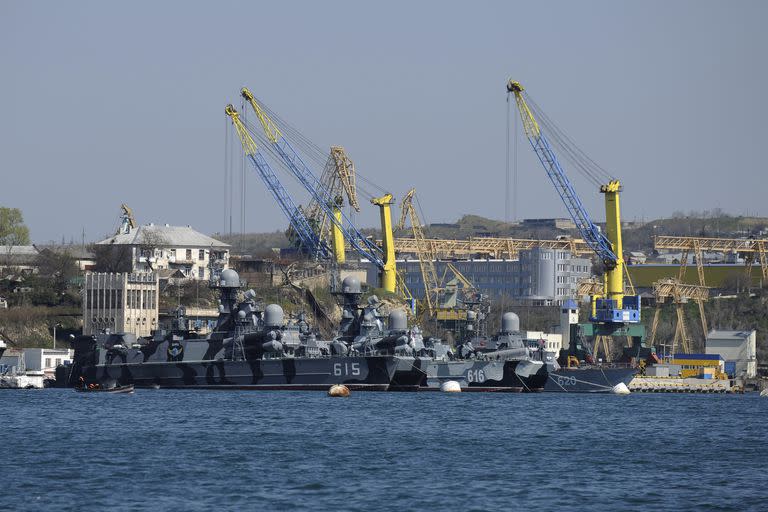 Barcos de la flota rusa del Mar Negro se ven atracados en uno de los muelles de Sebastopol