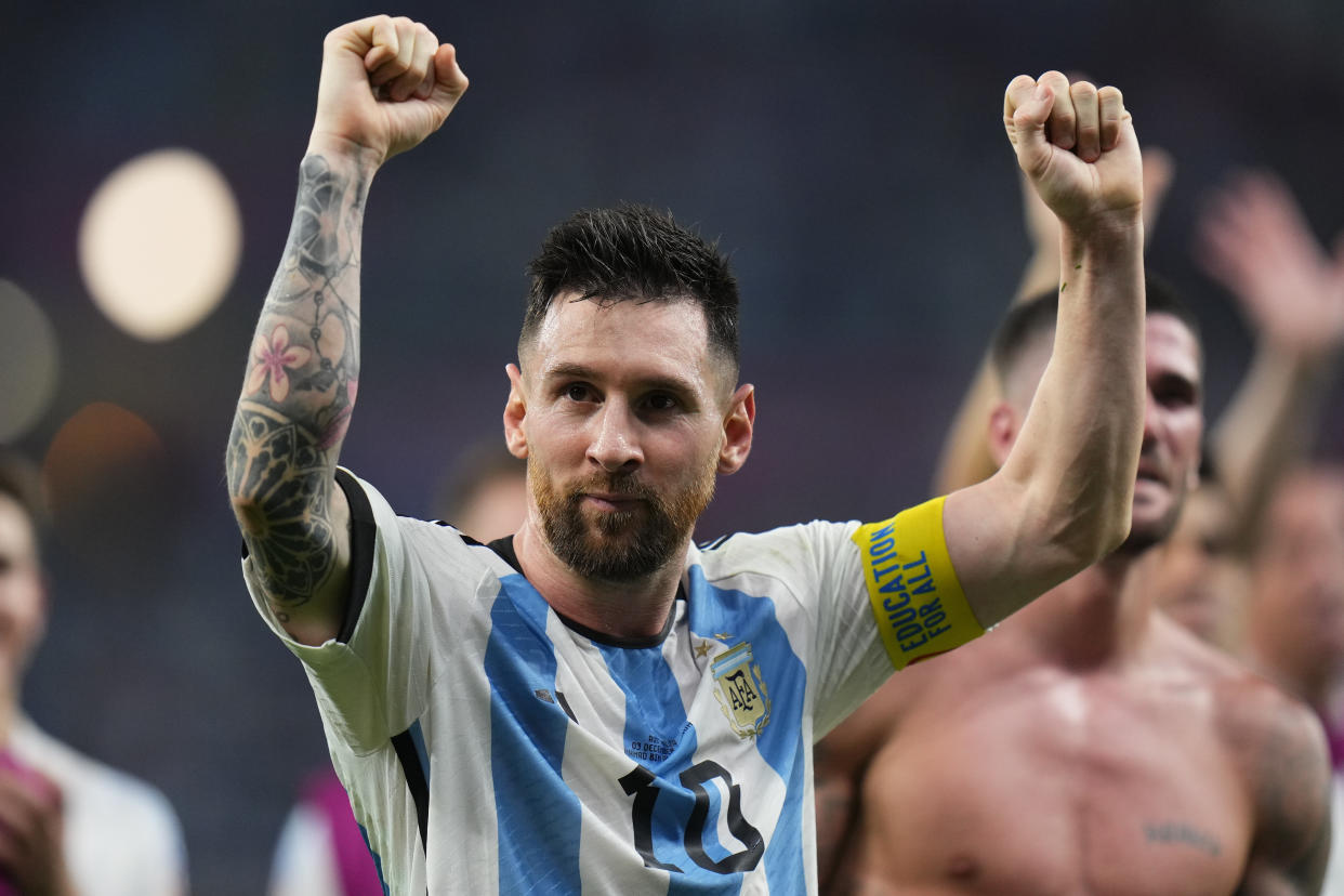 Lionel Messi celebra la victoria 2-1 ante Australia en el partido por los octavos de final del Mundial, el sábado 3 de diciembre de 2022, en Rayán, Qatar. (AP Foto/Petr David Josek)