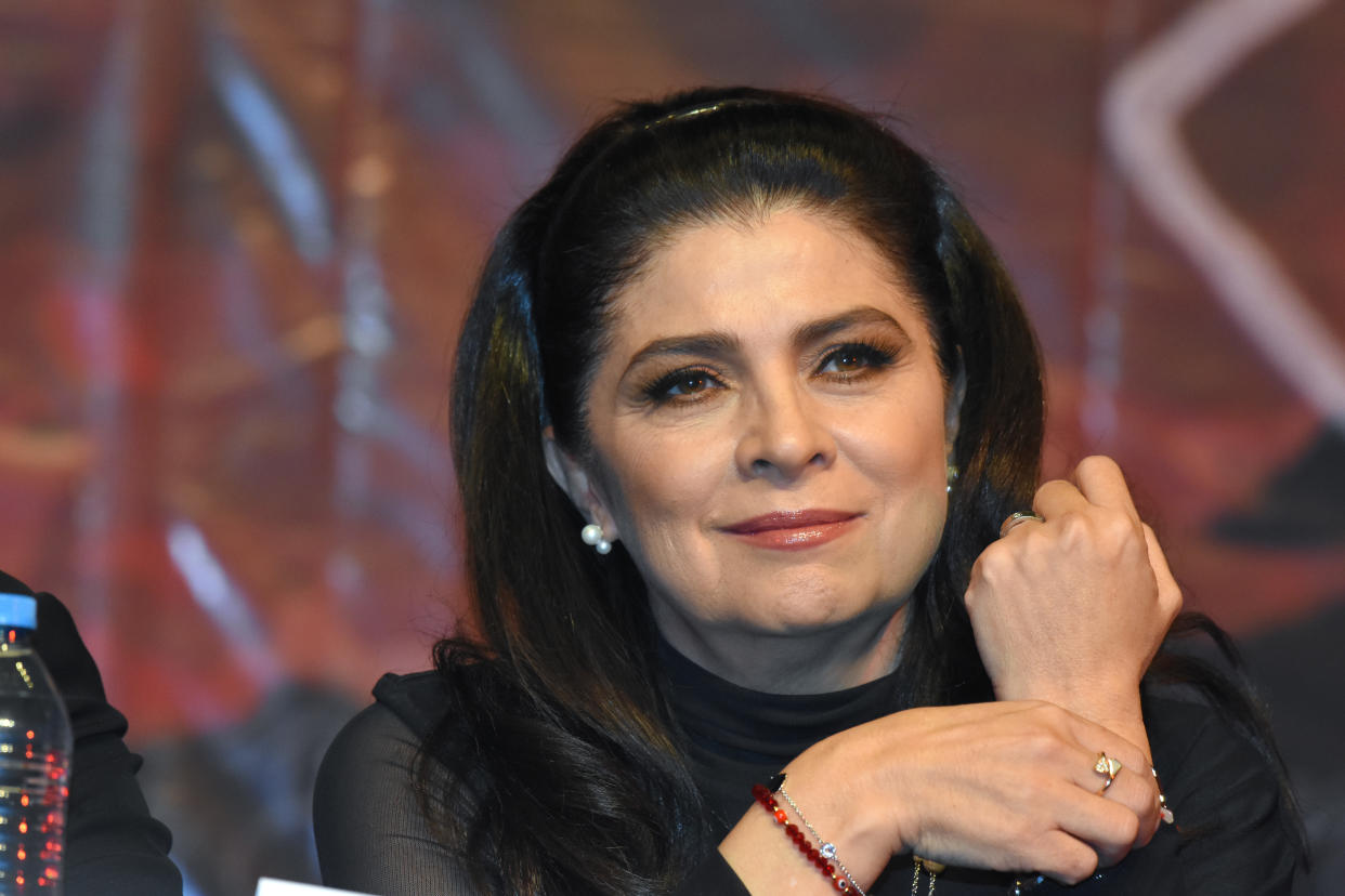 Victoria Ruffo requiere de usar silla de ruedas en el aeropuerto para trasladarse de un punto a otro.(Photo by Carlos Tischler/Getty Images)