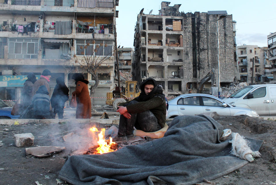 Ein im syrischen Aleppo aus seinem Wohnhaus geflohener Mann w&#xe4;rmt sich nach dem Beben auf der Stra&#xdf;e an einem Feuer (REUTERS/Firas Makdesi)