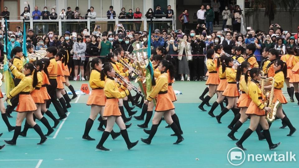 橘高校吹奏部學生展現絕佳默契，一邊演奏一邊走位，展現專業水準。   圖：張良一/攝