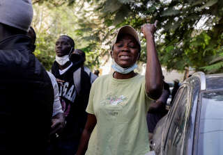 Le 5 février 2024 à Dakar (Sénégal). Un manifestant proteste contre l’ajournement au 15 décembre de l’élection présidentielle initialement prévue pour le 25 février. . Photo ZOHRA BENSEMRA/REUTERS