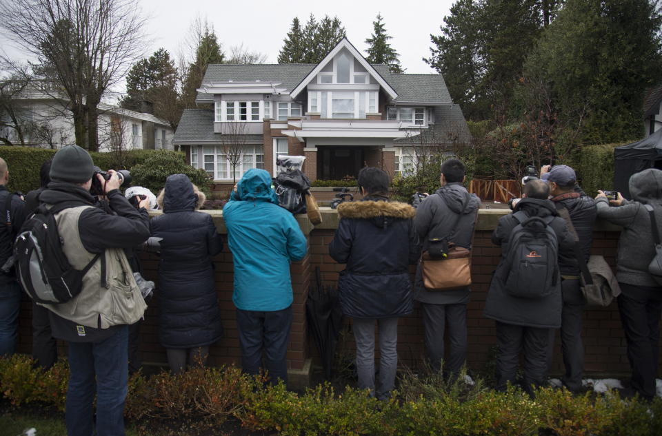 Media wait for Meng Wanzhou, chief financial officer of Huawei, to leave her home to attend a hearing in Vancouver, Monday, January, 20, 2020. THE CANADIAN PRESS/Jonathan Hayward/The Canadian Press via AP)