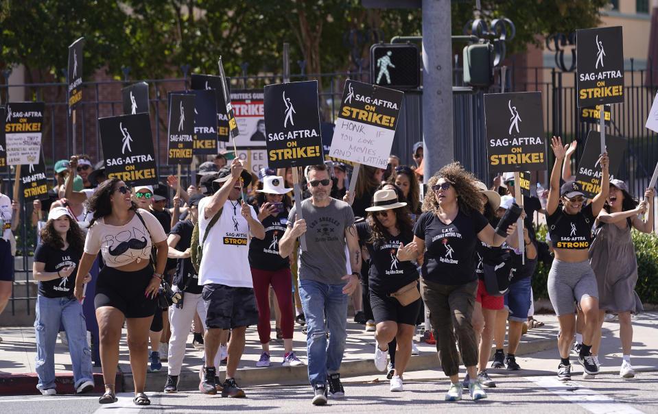 Trabajadores protestan fuera de los estudios Disney el 28 de julio de 2023, en Burbank, California. (Foto AP/Damian Dovarganes)