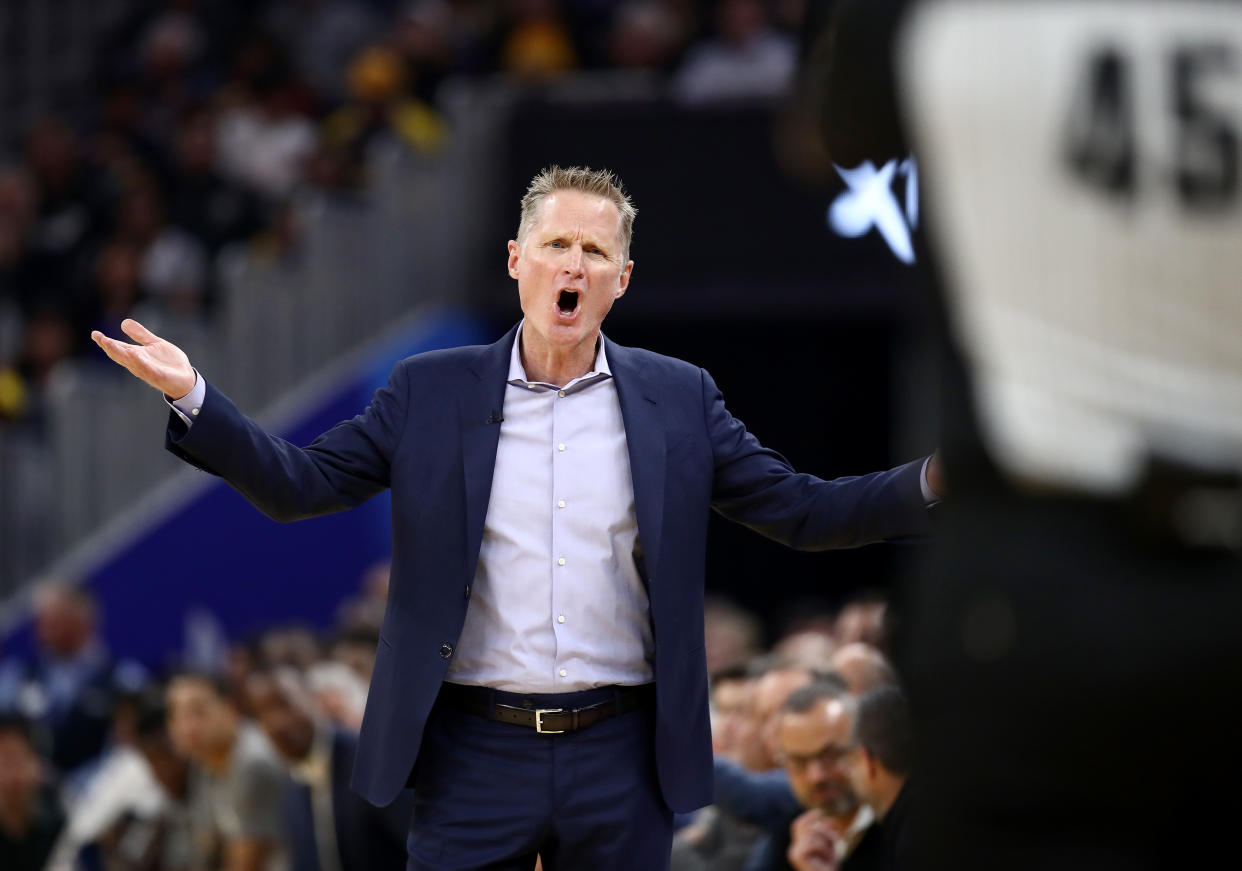 Steve Kerr, entrenador de los Golden State Warriors, gesticula durante un partido.