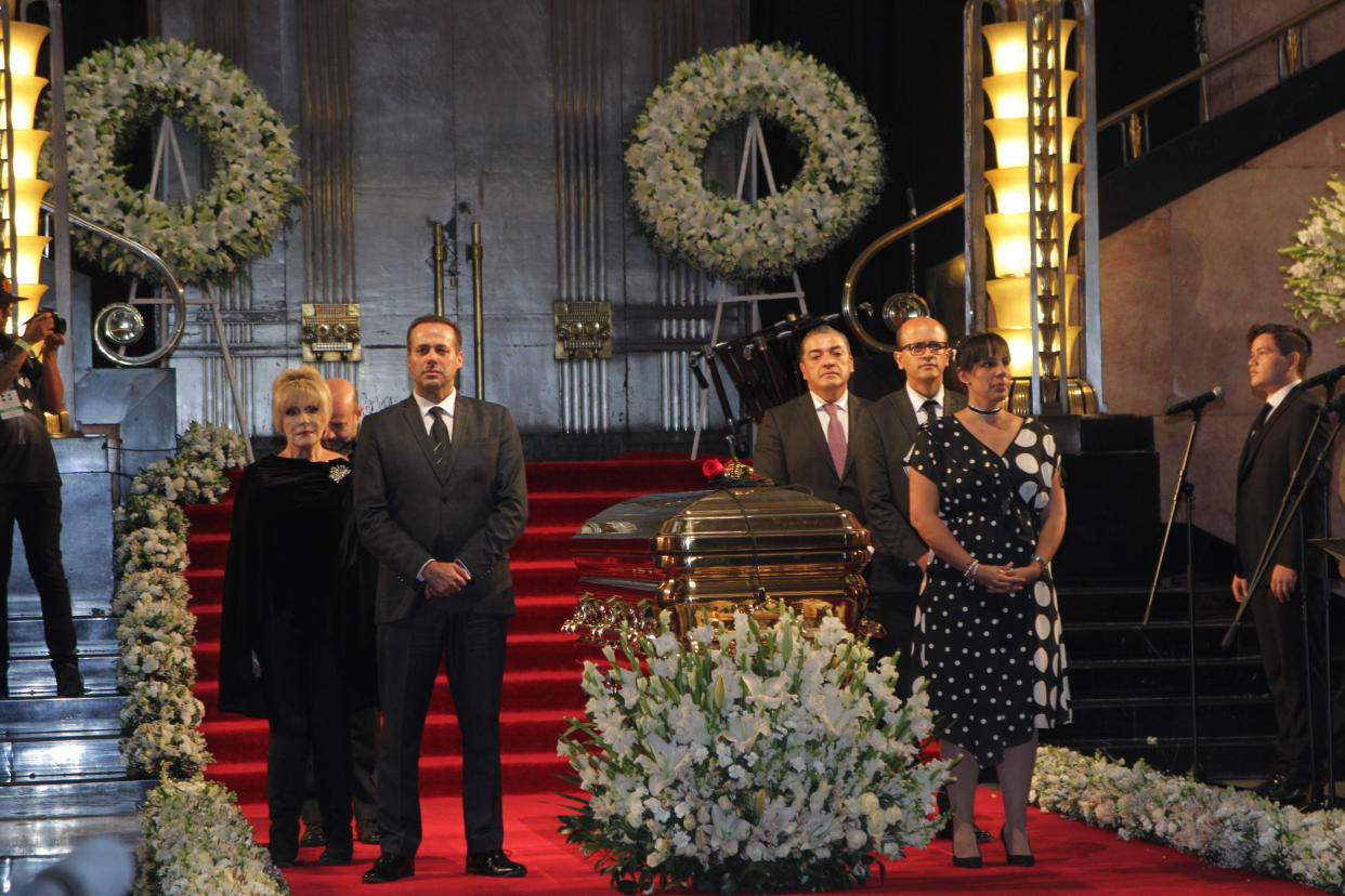 Marysol Sosa, Anel Noreña y José Joel en el homenaje póstumo del cantante José José en el Palacio de Bellas Artes el 9 de octubre de 2019 (Foto: Adrián Monroy/Medios y Media/Getty Images).