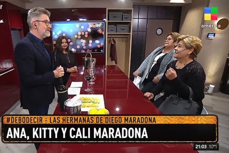 Kitty, Ana y Cali, tres de las hermanas de Diego Maradona, junto a Luis Novaresio, en Debo decir