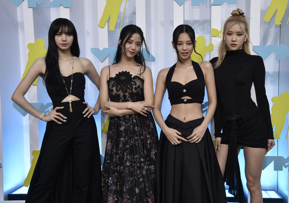 ARCHIVO - Blackpink, de izquierda a derecha, Lisa, Jisoo, Jennie y Rosé llegan a los Premios MTV a los Videos Musicales en el Prudential Center el domingo 28 de agosto de 2022 en Newark, Nueva Jersey. (Foto Evan Agostini/Invision/AP)