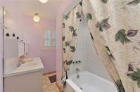 <p><span>146 Pitt Ave., Toronto, Ont.</span><br> There are two bathrooms in the home.<br> (Photo: Zoocasa) </p>