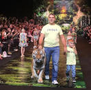 <p>Spektakulärer Auftritt bei der Fashion Week in Moskau: Bei einer Kindermodenschau läuft ein echter Tiger mit. Der gehört Multimillionär Michael Zaretsky. Bei ihm dürfen die Raubtiere auch schon mal auf den teuren Ledersitzen eines Rolls Royce Platz machen. Der kleine Junge an seiner Hand ist sein Sohn. Hätten Sie Ihre Kids bei der Schau mitlaufen lassen? (Bild: Instagram/mihail_tiger) </p>