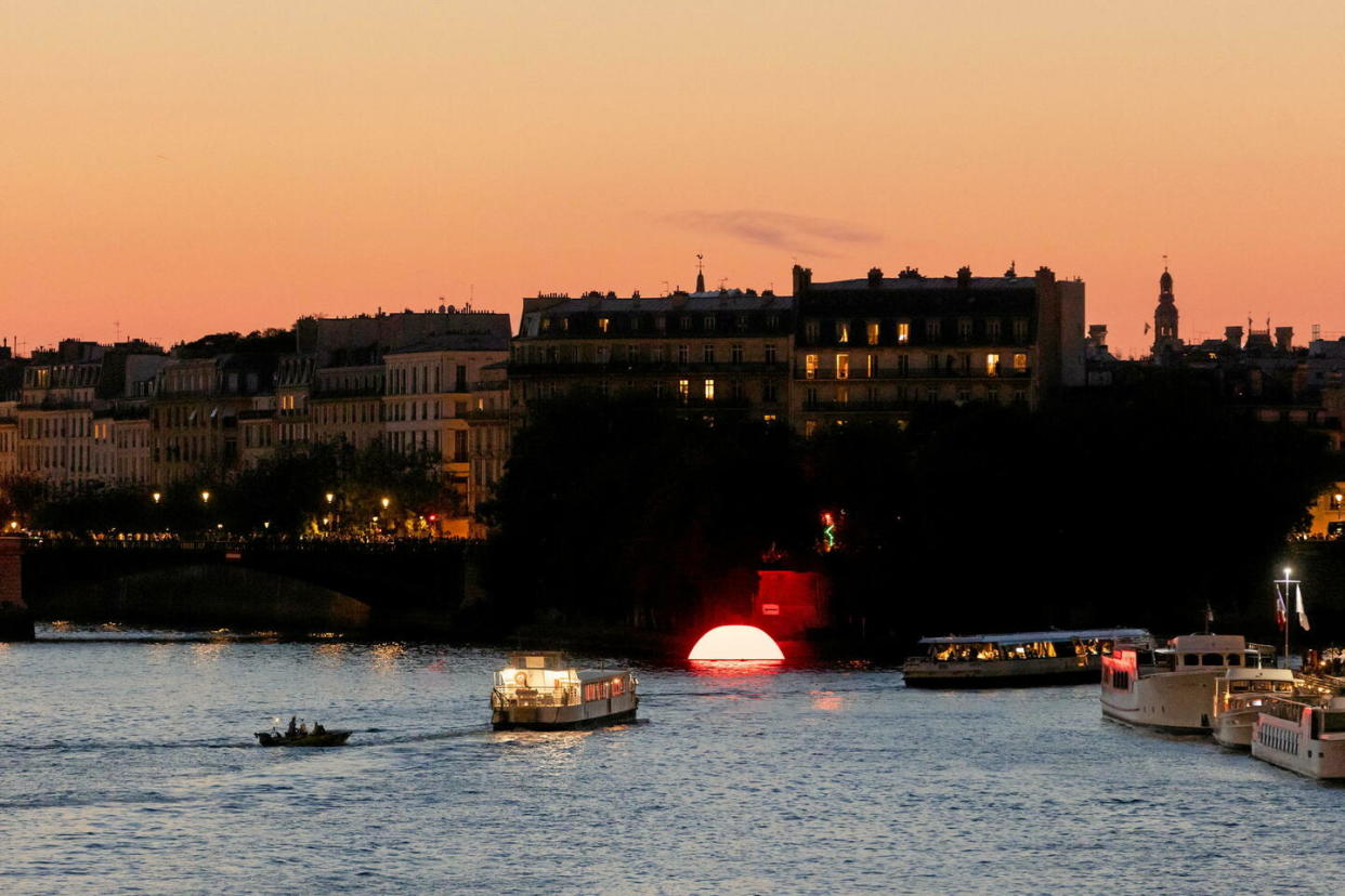 « Sunset in Paris » de Ludmila Rodrigues & Mike Rijnierse. Installation pour Nuit blanche 2023 (Image d'archive).  - Credit:Jean-Baptiste Gurliat / Ville de Paris