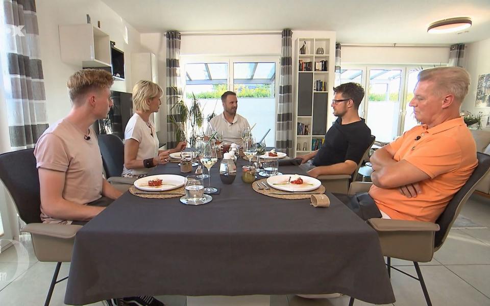 Was aussieht wie Thunfisch-Tatar, ist eigentlich Wassermelone, von links: Fabi, Birgit, Gastgeber Matze, Jan und Heinz. (Bild: RTL)