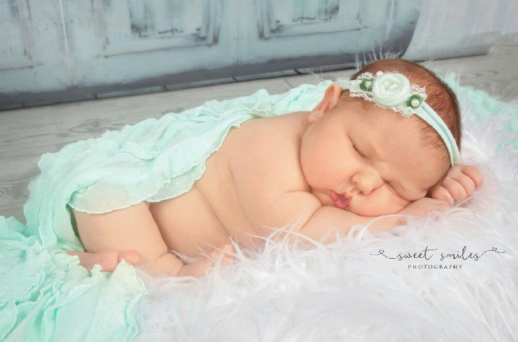 <p>Y para conmemorar la llegada de la recién nacida, le realizaron esta sesión de fotos. La niña llevará por nombre Carleigh y actualmente sigue creciendo. </p>