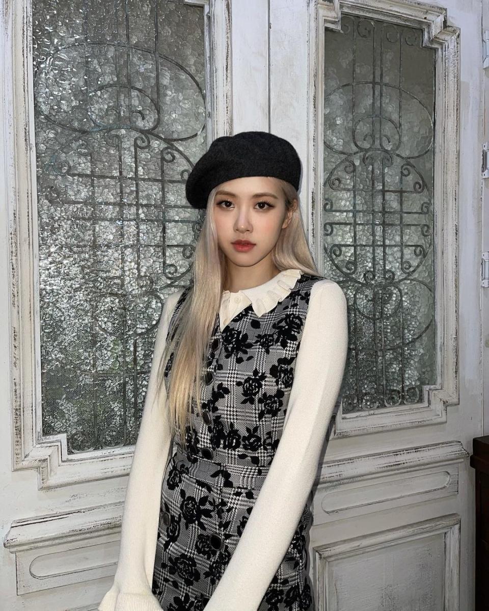 Blackpink 成員 Rosé 戴上黑色貝雷帽。