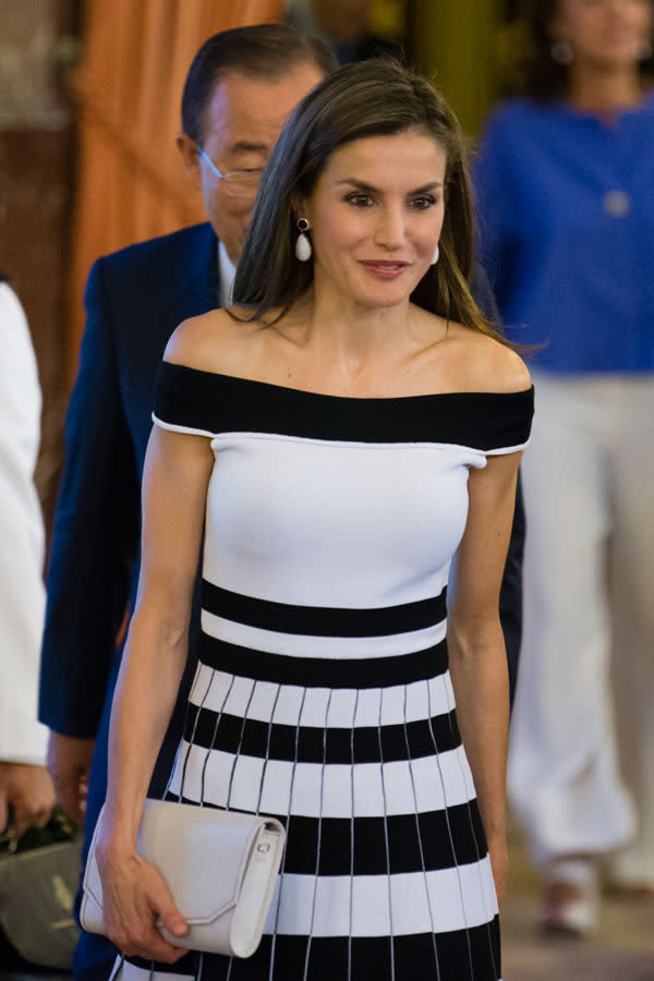 Letizia Ortiz vuelve a triunfar con un vestido de Carolina Herrera con  escote barco