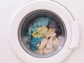 <p>Waschmaschinen sollten immer voll beladen sein, um Kosten und Wasser zu sparen. Auch das Waschen bei niedrigen Temperaturen von 30 bis maximal 40 Grad ohne Vorwäsche ist nachhaltig. Vorwäsche-Programme sind nicht nötig, wenn effektive Waschmittel benutzt werden. Zudem sollte Kleidung aus empfindlichen Fasern oder aus Wolle besser gelüftet als zu oft gewaschen werden. (Bild: iStock/Professor25)</p> 