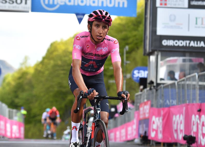 Foto de archivo. El ciclista colombiano del equipo Ineos Grenadiers Egan Bernal finaliza la etapa 19 del Giro de Italia en tercer lugar en Alpe di Mera