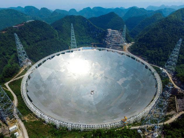 1. Terminado en septiembre de 2016, el telescopio de Pingtang, China, es ahora el radiotelescopio más grande del mundo. Su antena parabólica mide 500 metros de diámetro y es capaz de capturar señales a más de 1.000 años luz de distancia del planeta Tierra (Business Insider).